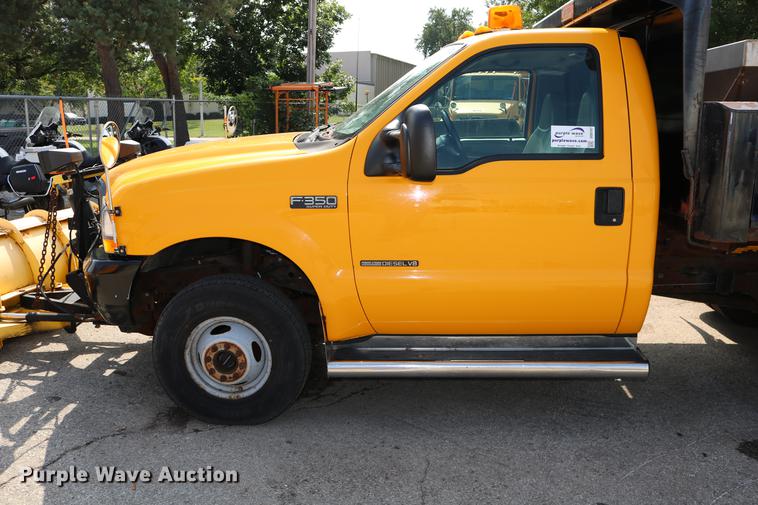 image for item DD0107 2002 Ford F350 Super Duty dump bed pickup truck