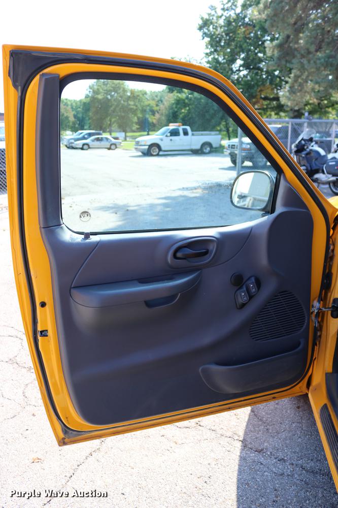 image for item DD0110 2002 Ford F150 SuperCab pickup truck