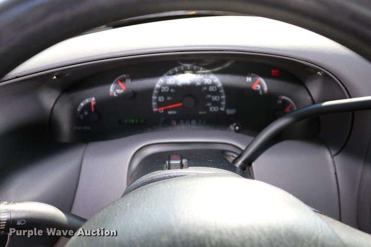 image for item DD0110 2002 Ford F150 SuperCab pickup truck