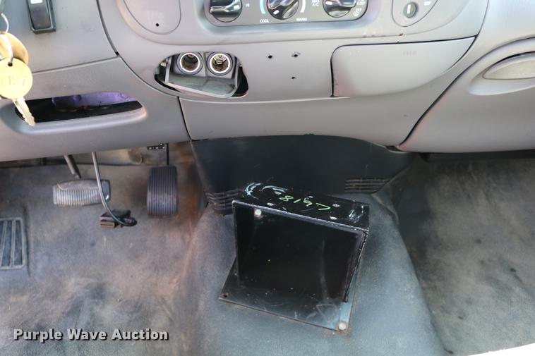 image for item DD0110 2002 Ford F150 SuperCab pickup truck