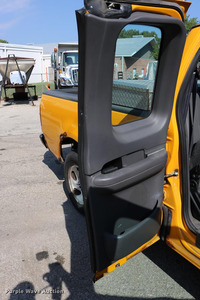 image for item DD0110 2002 Ford F150 SuperCab pickup truck