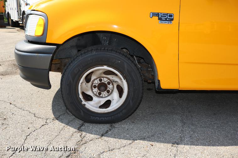 image for item DD0110 2002 Ford F150 SuperCab pickup truck