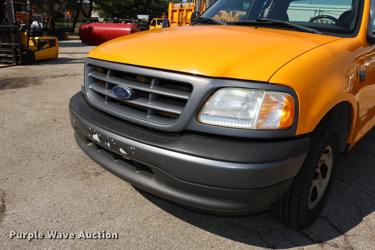 image for item DD0110 2002 Ford F150 SuperCab pickup truck