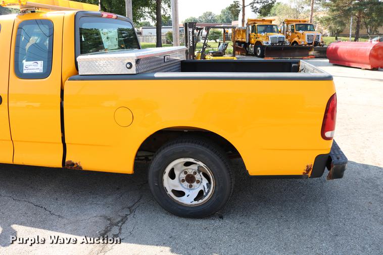 image for item DD0110 2002 Ford F150 SuperCab pickup truck