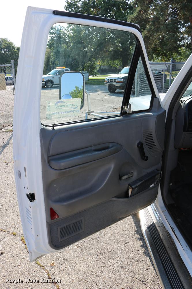 image for item DD0111 1996 Ford F450 Super Duty utility truck