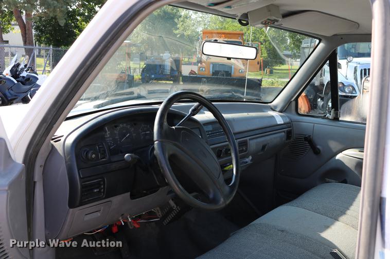 image for item DD0111 1996 Ford F450 Super Duty utility truck