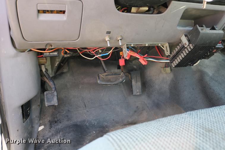 image for item DD0111 1996 Ford F450 Super Duty utility truck