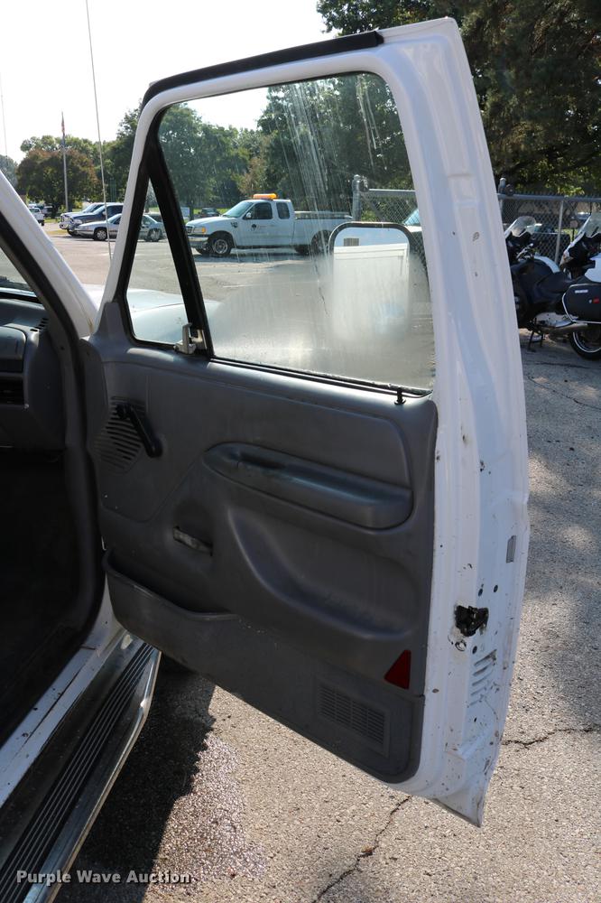 image for item DD0111 1996 Ford F450 Super Duty utility truck