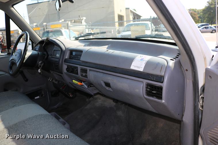 image for item DD0111 1996 Ford F450 Super Duty utility truck