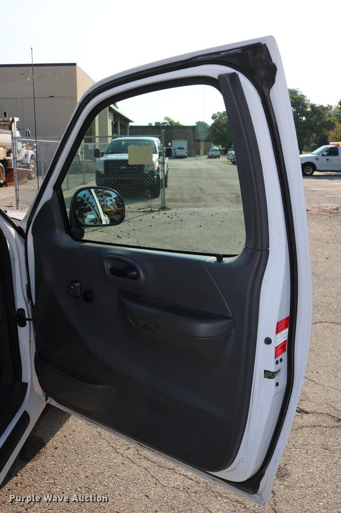 image for item DD0112 2004 Ford F150 SuperCab pickup truck