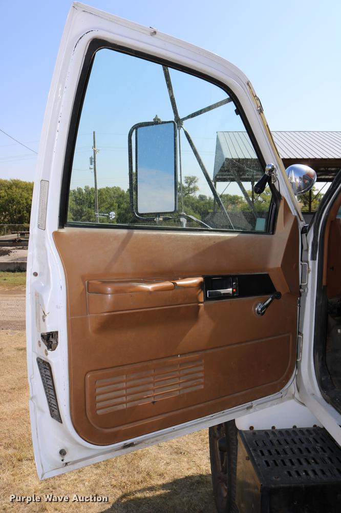 image for item DD0127 1992 GMC TopKick bucket truck