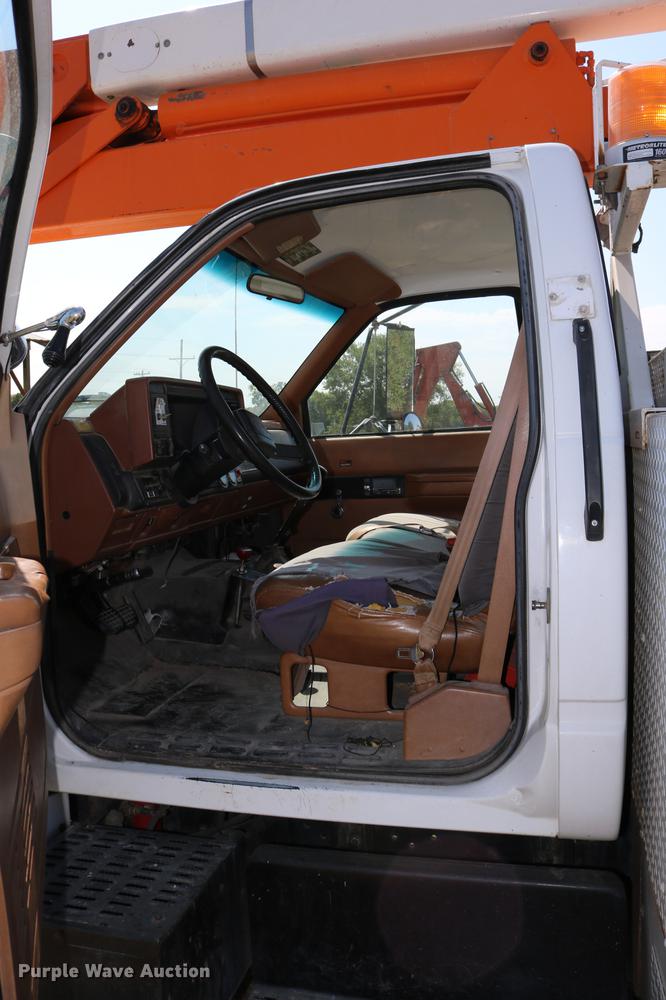 image for item DD0127 1992 GMC TopKick bucket truck