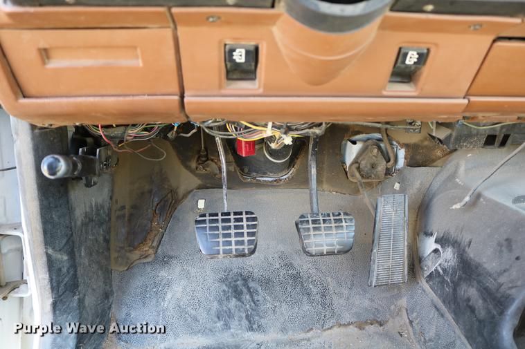 image for item DD0127 1992 GMC TopKick bucket truck