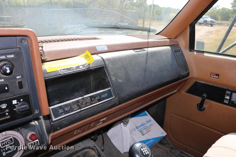 image for item DD0127 1992 GMC TopKick bucket truck