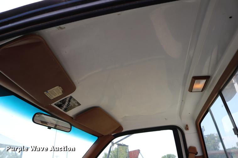 image for item DD0127 1992 GMC TopKick bucket truck