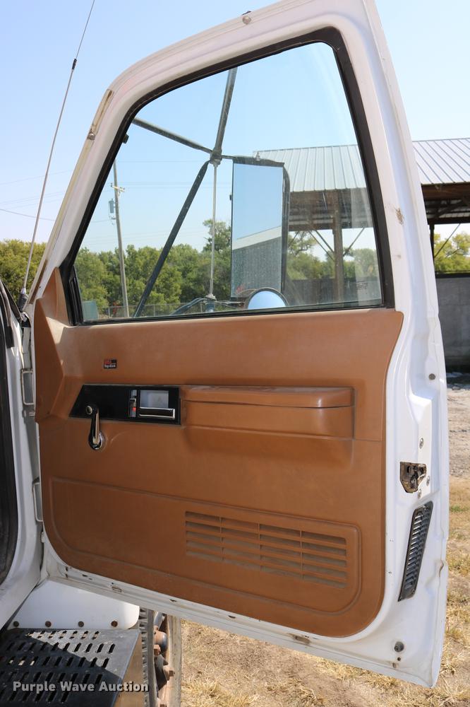 image for item DD0127 1992 GMC TopKick bucket truck