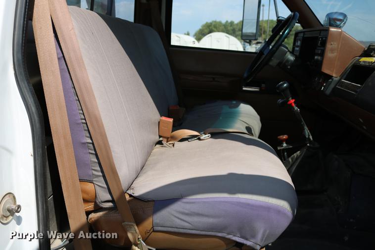 image for item DD0127 1992 GMC TopKick bucket truck