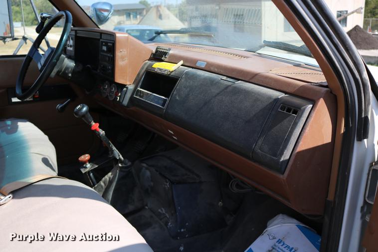 image for item DD0127 1992 GMC TopKick bucket truck