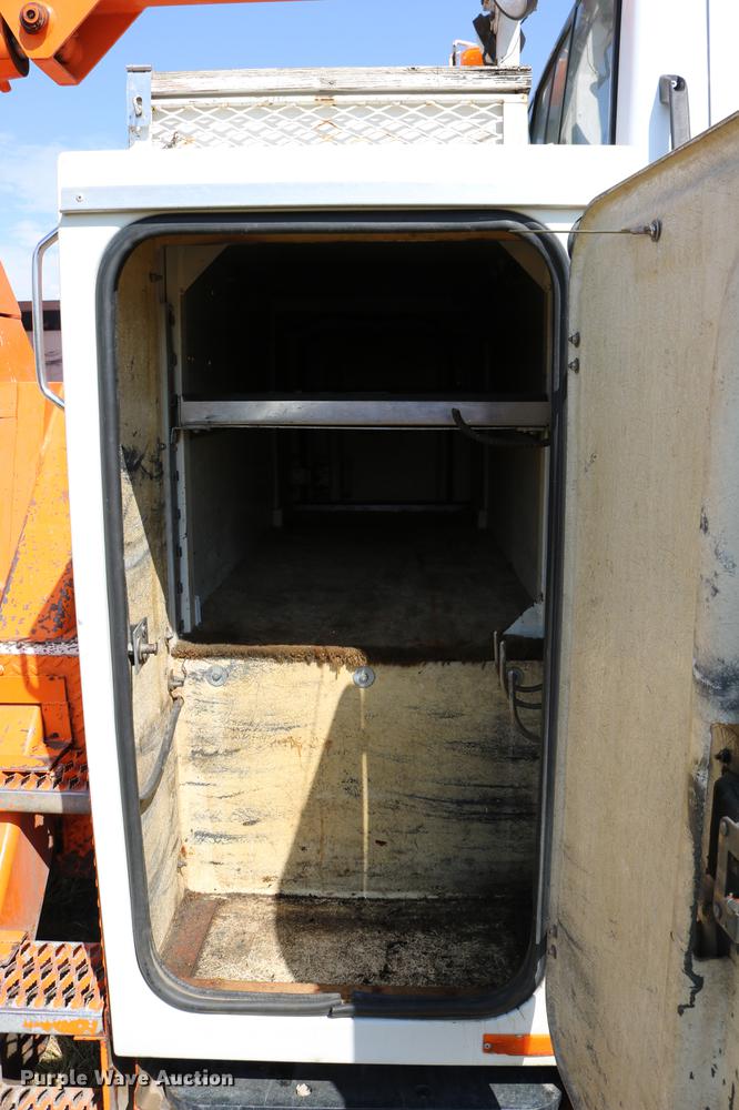 image for item DD0127 1992 GMC TopKick bucket truck