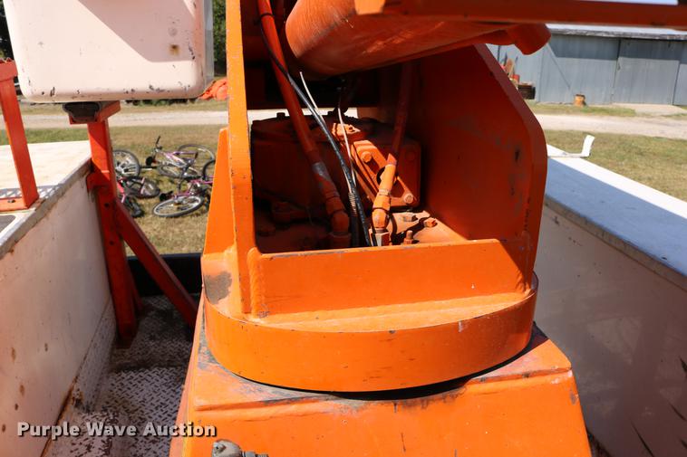 image for item DD0127 1992 GMC TopKick bucket truck