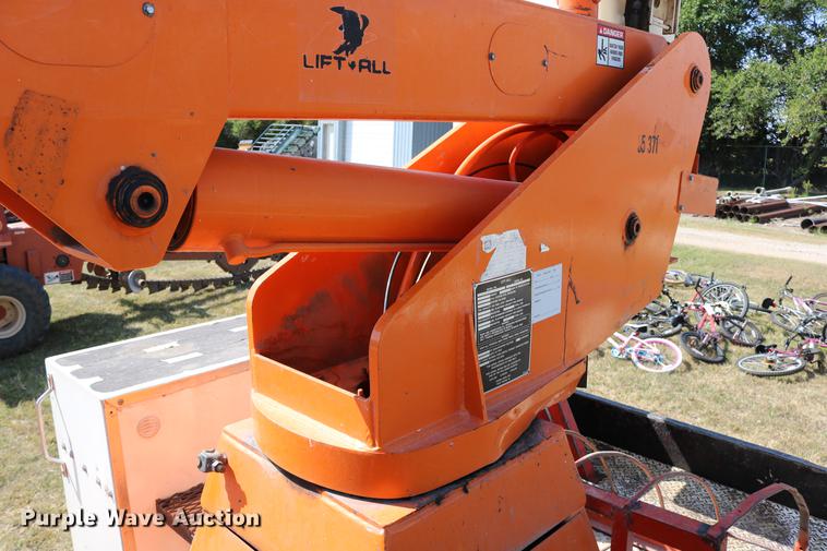 image for item DD0127 1992 GMC TopKick bucket truck