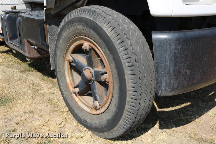 image for item DD0127 1992 GMC TopKick bucket truck