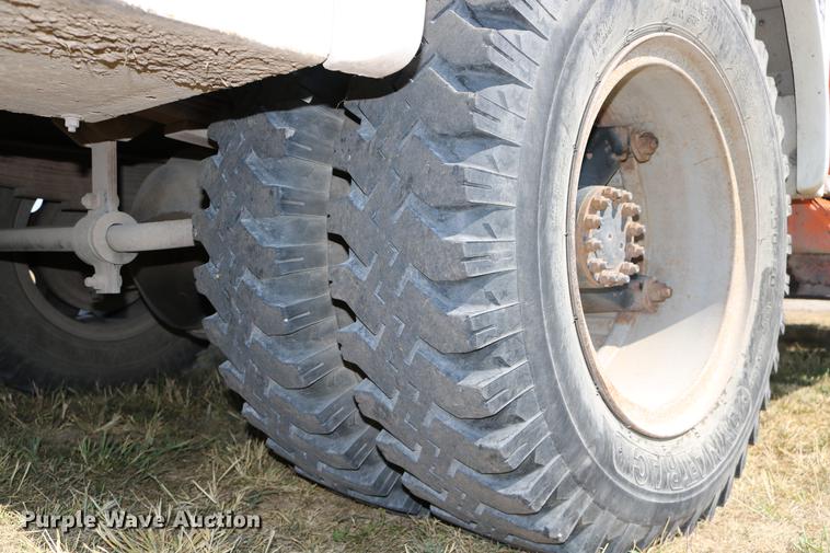 image for item DD0127 1992 GMC TopKick bucket truck