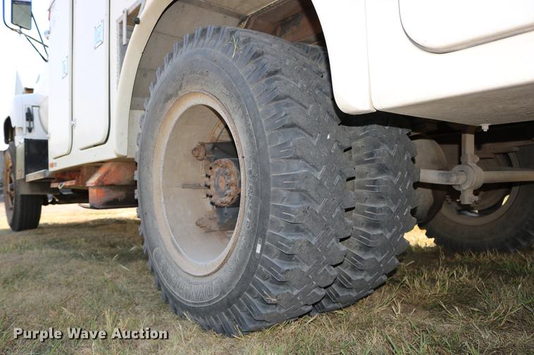 image for item DD0127 1992 GMC TopKick bucket truck