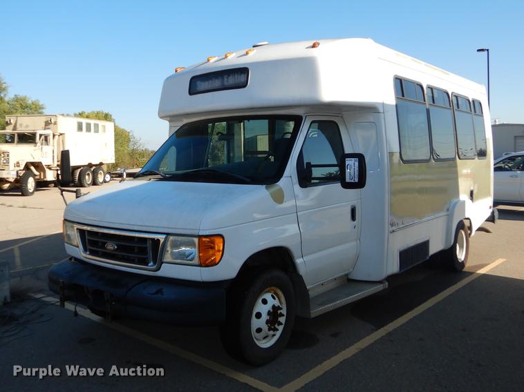 image for item DD0788 2005 Ford E450 Super Duty shuttle bus