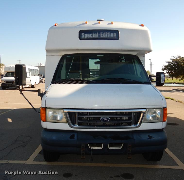 image for item DD0788 2005 Ford E450 Super Duty shuttle bus