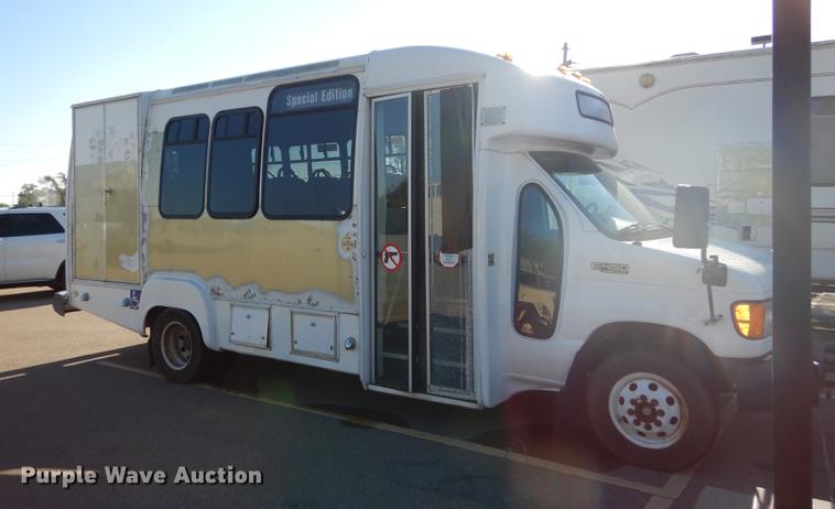 image for item DD0788 2005 Ford E450 Super Duty shuttle bus