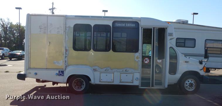 image for item DD0788 2005 Ford E450 Super Duty shuttle bus