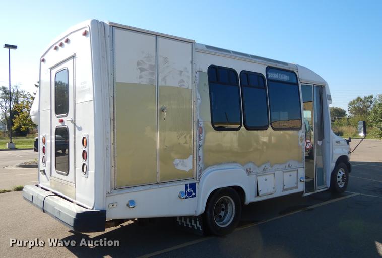 image for item DD0788 2005 Ford E450 Super Duty shuttle bus