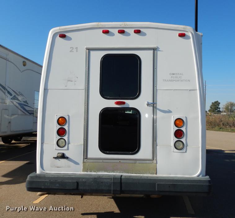 image for item DD0788 2005 Ford E450 Super Duty shuttle bus