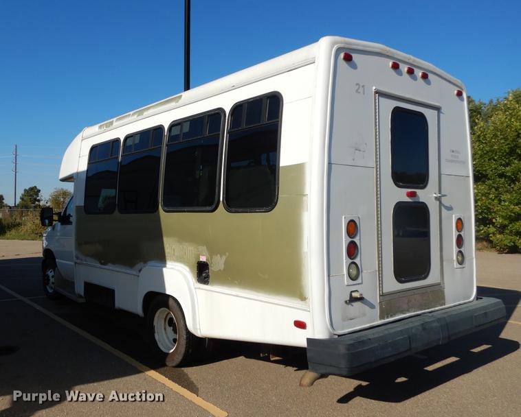 image for item DD0788 2005 Ford E450 Super Duty shuttle bus