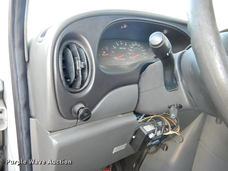 image for item DD0788 2005 Ford E450 Super Duty shuttle bus