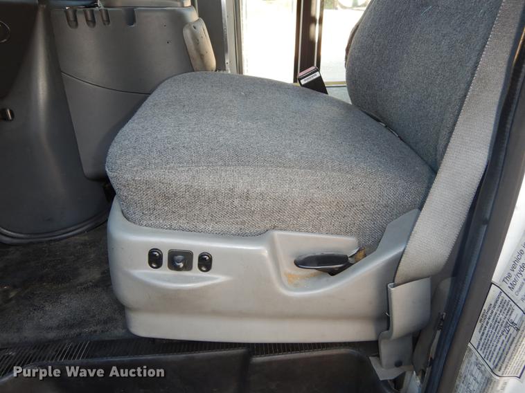 image for item DD0788 2005 Ford E450 Super Duty shuttle bus