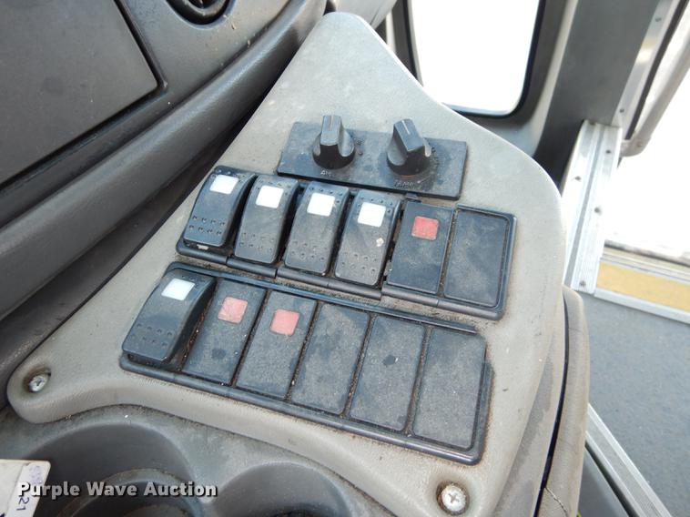 image for item DD0788 2005 Ford E450 Super Duty shuttle bus