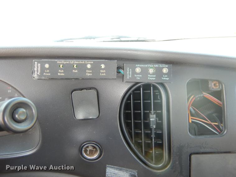 image for item DD0788 2005 Ford E450 Super Duty shuttle bus