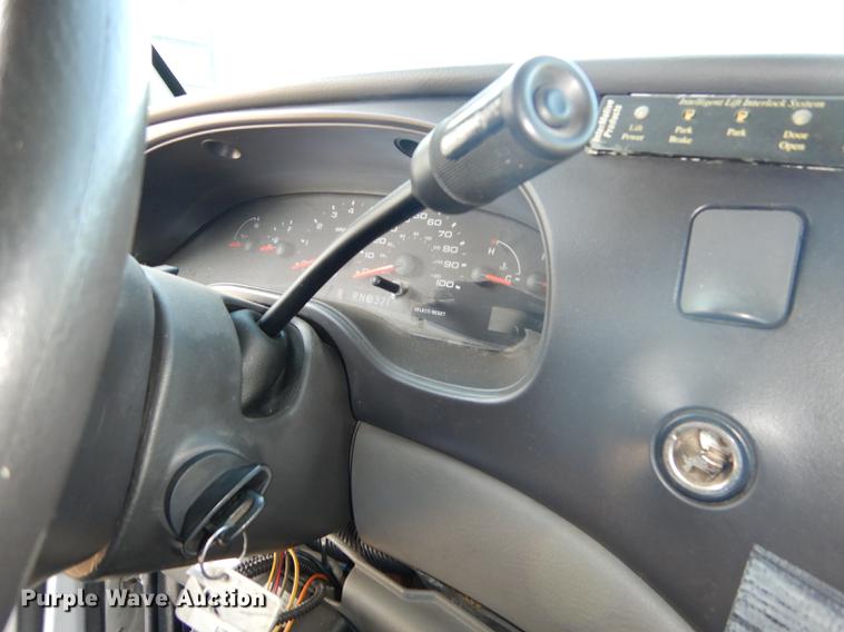 image for item DD0788 2005 Ford E450 Super Duty shuttle bus