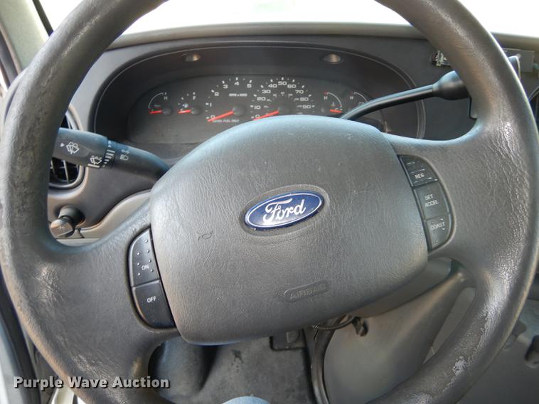 image for item DD0788 2005 Ford E450 Super Duty shuttle bus