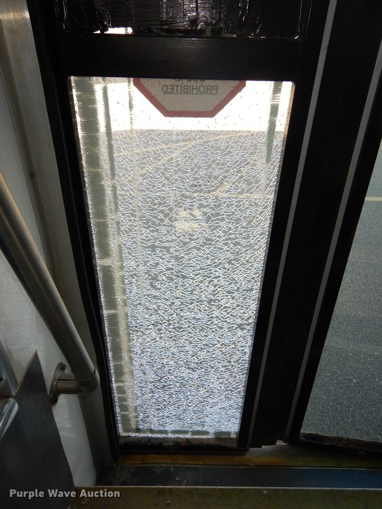 image for item DD0788 2005 Ford E450 Super Duty shuttle bus