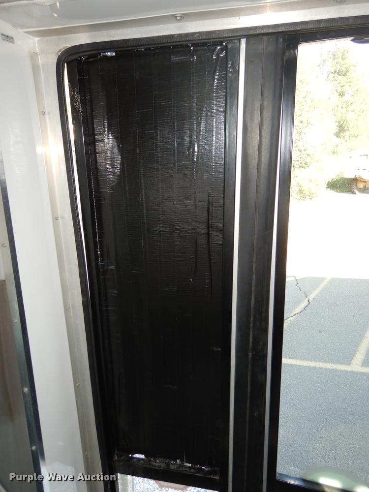 image for item DD0788 2005 Ford E450 Super Duty shuttle bus