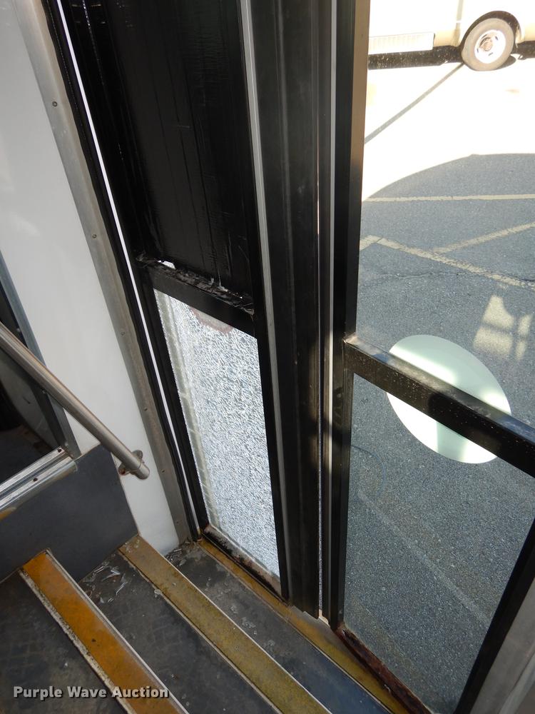 image for item DD0788 2005 Ford E450 Super Duty shuttle bus