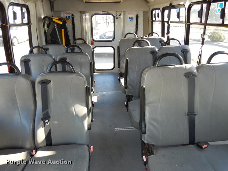 image for item DD0788 2005 Ford E450 Super Duty shuttle bus