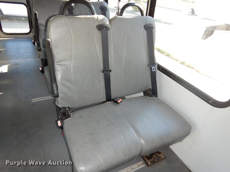 image for item DD0788 2005 Ford E450 Super Duty shuttle bus