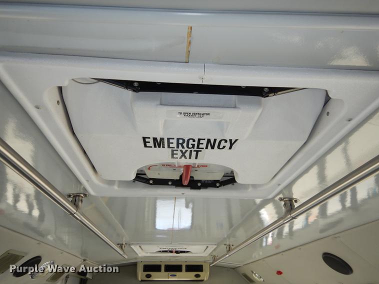 image for item DD0788 2005 Ford E450 Super Duty shuttle bus