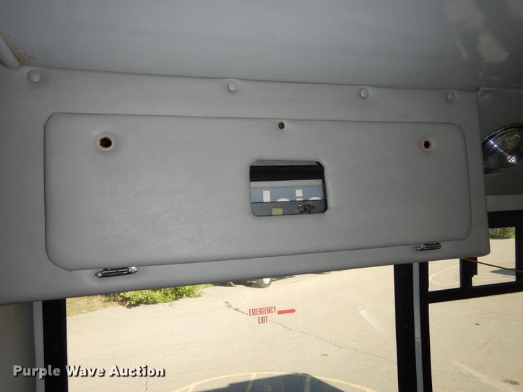image for item DD0788 2005 Ford E450 Super Duty shuttle bus