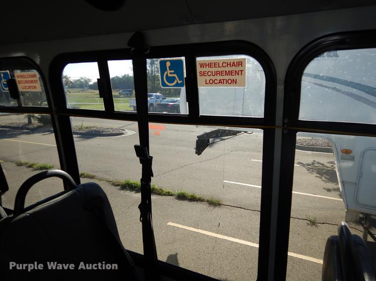 image for item DD0788 2005 Ford E450 Super Duty shuttle bus