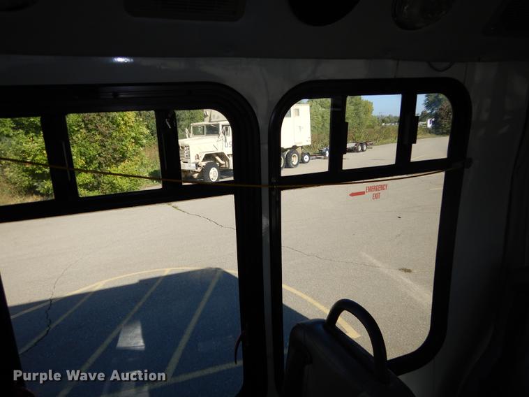 image for item DD0788 2005 Ford E450 Super Duty shuttle bus